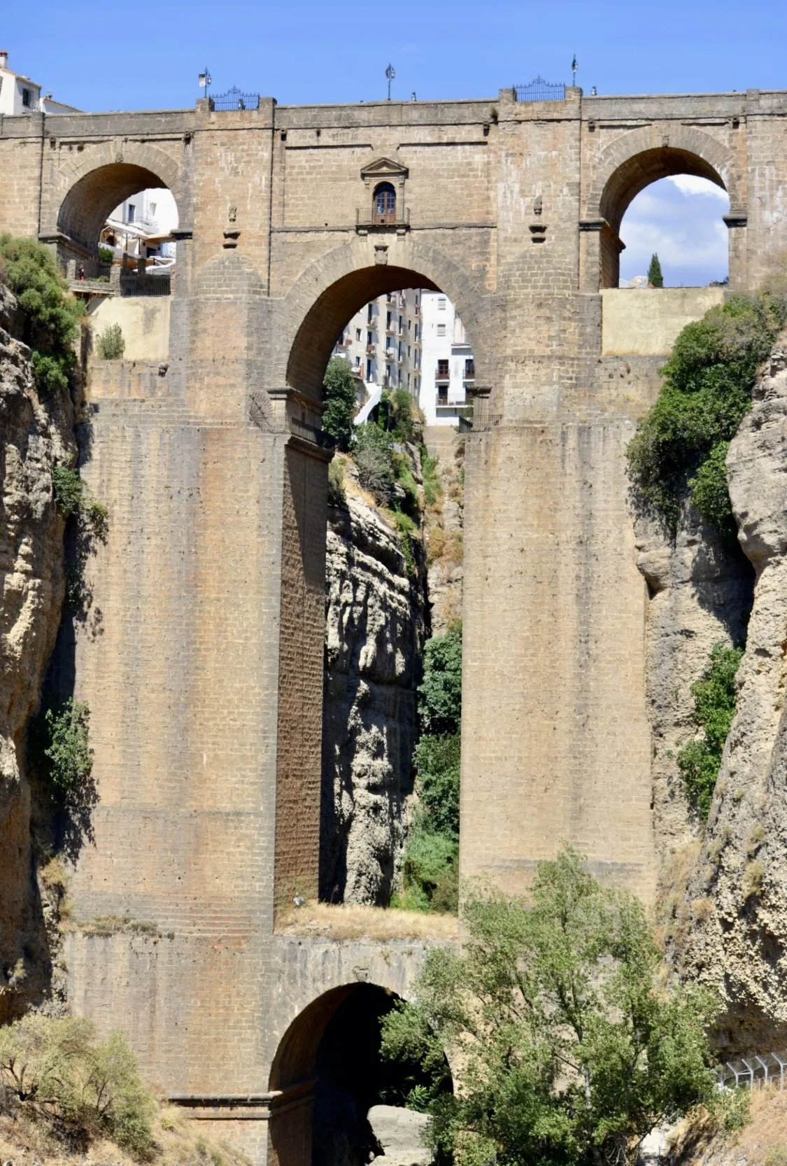 Detail tří oblouků mostu Puente Nuevo