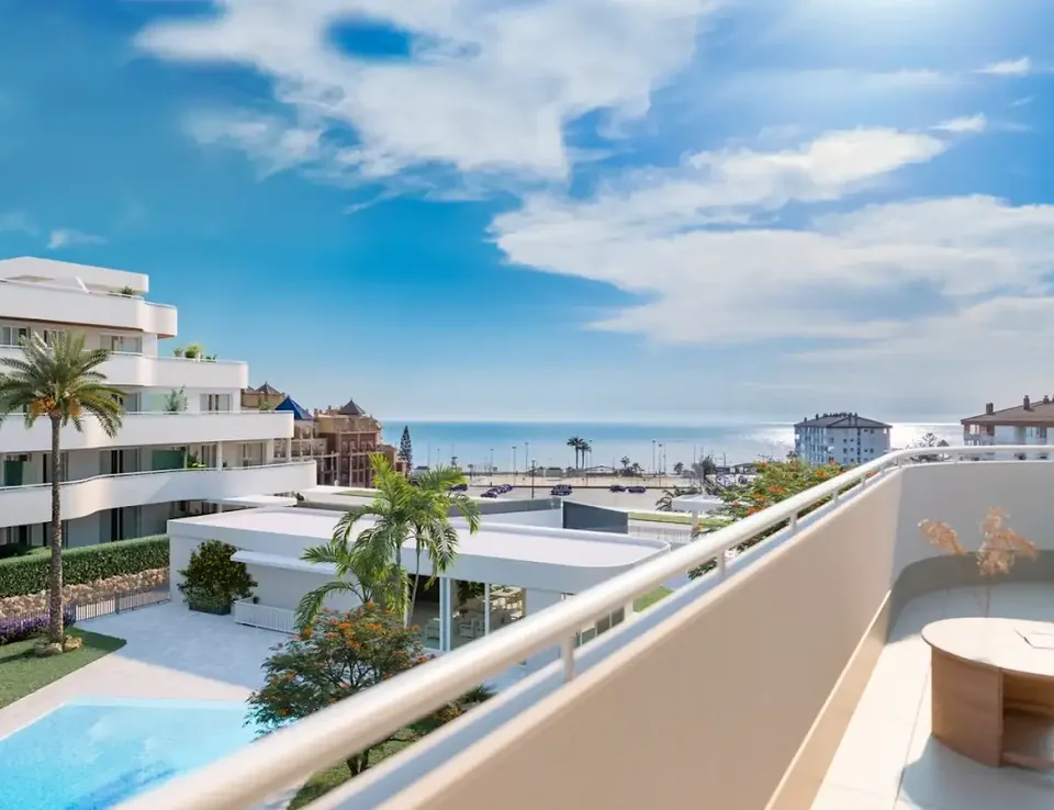 Terasa apartmánu na Costa del Sol s výhledem na moře a bazén